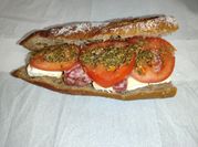 Una foto de bocadillo queso brie