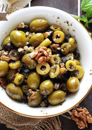 صورة لوصفة غموس زيتون متبل بالجوز ودبس الرمان(زيتون بارفاردة)