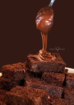 A picture of Slice Cake with Nutella.