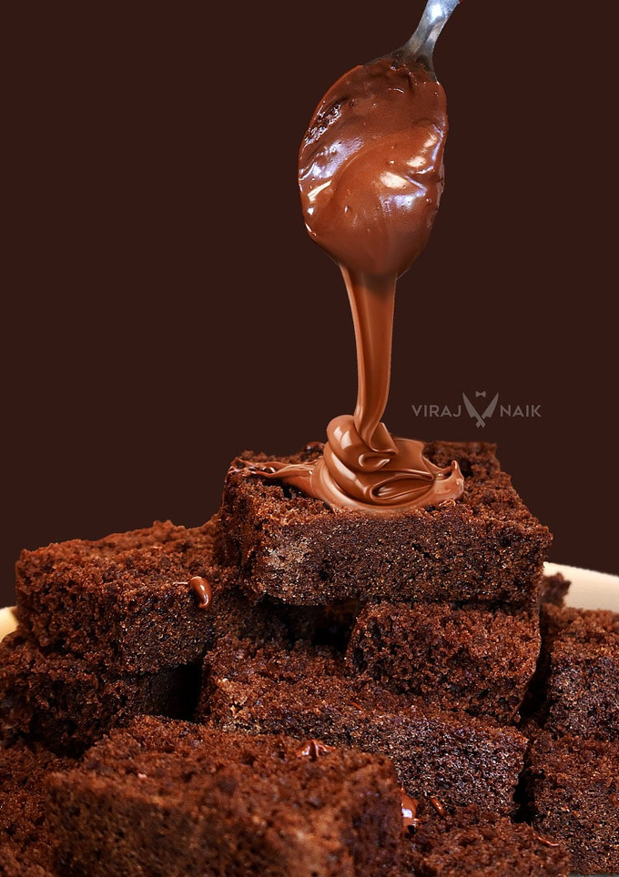 A picture of Slice Cake with Nutella.