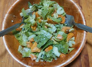 Una foto de Ensalada de pollo a la Búfalo