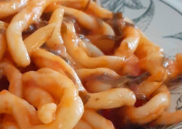 Strozzapreti con  sugo di strigoli