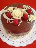 Torta di compleanno cioccolato e lamponi