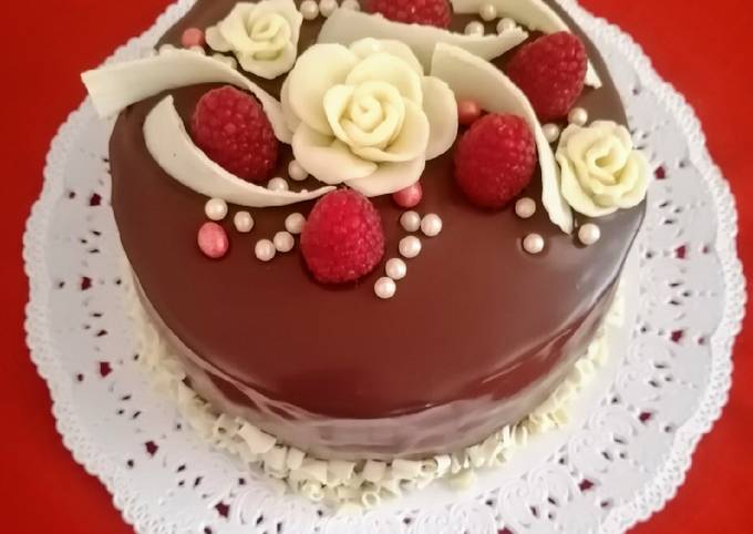 Ricetta Torta di compleanno cioccolato e lamponi di Adriana - Cookpad