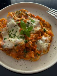 O poză a rețetei Prosciutto tortellini cu sos de roșii.