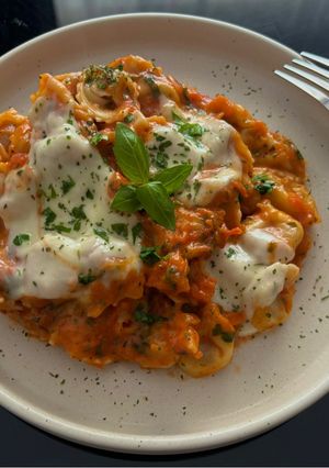 O poză a rețetei Prosciutto tortellini cu sos de roșii.