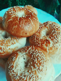 Una foto de Bagels caseros, crujientes por fuera, esponjosos por dentro😍