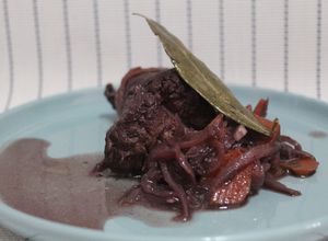 Una foto de Carne a la cacerola en vino tinto