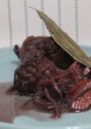 Una foto de Carne a la cacerola en vino tinto