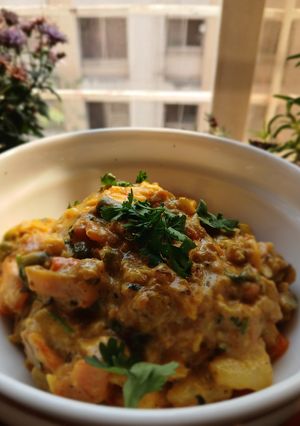 A picture of Vegetable PANEER masrrom CURRY.