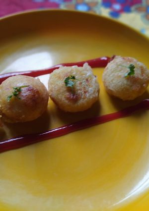 स्टीम्ड आलू सूजी स्नैक्स (Steamed aloo suji snacks recipe in Hindi) रेसिपी मुख्य फोटो