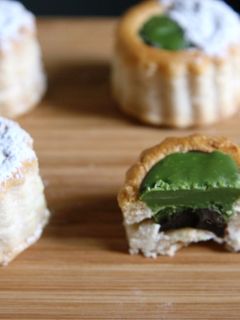Una foto de Vol au vent con chocolate negro y verde