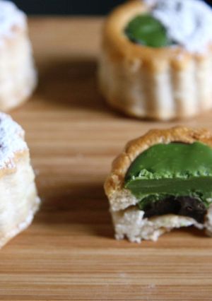 Una foto de Vol au vent con chocolate negro y verde