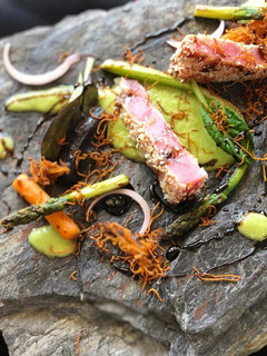 Una foto de Tataki de atún con texturas de vegetales