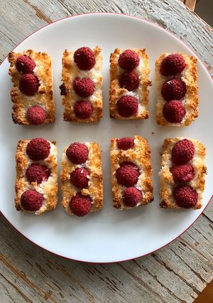 Une photo de Gâteau coco et framboises