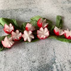 A picture of How to carve flower radish.