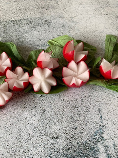 A picture of How to carve flower radish.