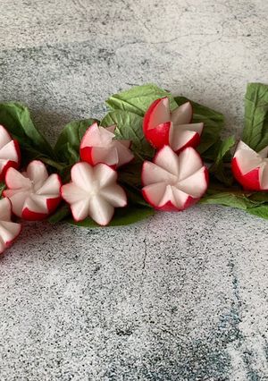 A picture of How to carve flower radish.