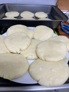 Una foto de Arepas de yuca y queso aragonés