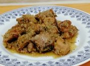 Una foto de frito de conejo en adobo