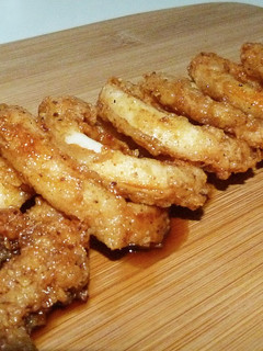 Una foto de Calamares rebozados bañados en salsa de soja y miel