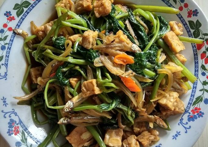 Langkah Mudah untuk Membuat Cah kangkung ikan teri mantul (Mantap Betul), Enak