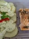 Salmón al romero y papas con salsa de yogurt y rocoto