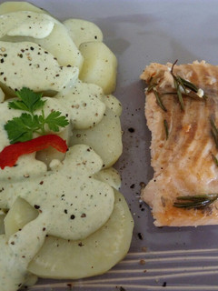 Una foto de Salmón al romero y papas con salsa de yogurt y rocoto