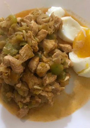 Una foto de KETO- pollo al pimentón con calabacín
