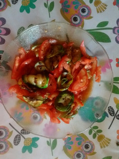 Una foto de Ensalada de tomate y zapallitos