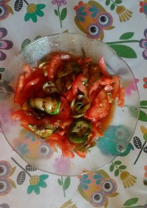 Una foto de Ensalada de tomate y zapallitos