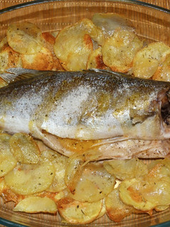 Una foto de Lubina al horno con salsa de mantequilla y miel con patatas chips