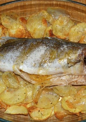 Foto principal de Lubina al horno con salsa de mantequilla y miel con patatas chips
