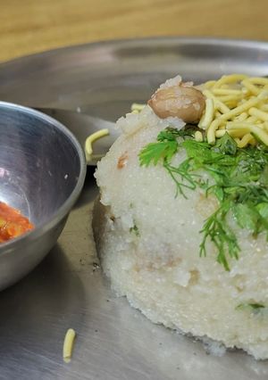 A picture of Rava upma with peanuts.