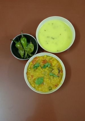 સ્વામિનારયણ ખીચડી કઢી (swaminarayan khichdi Curry Recipe In Gujarati) રેસીપી મુખ્ય ફોટો
