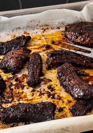 Zsírban pàcolt fűszeres marhacomb serpenyőben sütve recept fotója