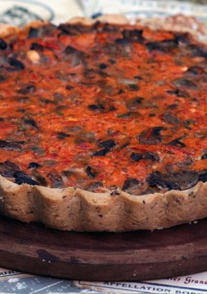 Una foto de Tarta tipo quiche de tomates y champigñones
