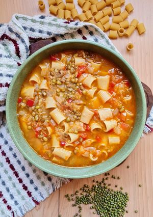Una foto de Sopa de fideos cortos con porotos mung 🫘 enriquecida