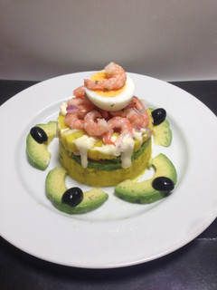 Una foto de Causa rellena de Camarones y Aguacate !!