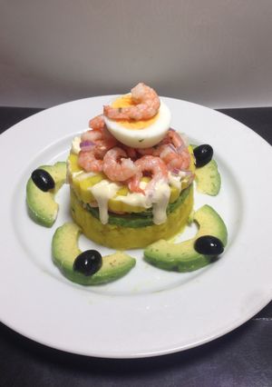 Una foto de Causa rellena de Camarones y Aguacate !!