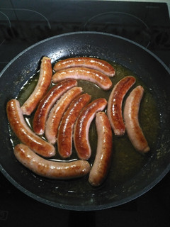 Una foto de Salchichas con caldito