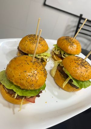 Una foto de 🍔 Mini Hamburguesas Caseras (Tipo Sliders)
