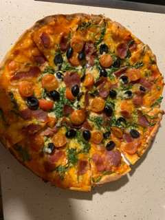 Una foto de Pizza con rúcula y jamón