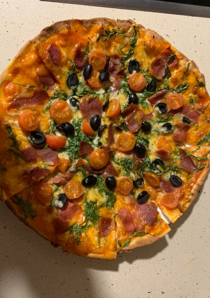 Una foto de Pizza con rúcula y jamón