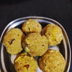 A picture of Meethi laddu.
