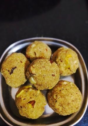 A picture of Meethi laddu.
