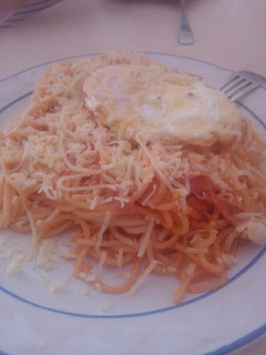 Una foto de Espaguetis con pisto y nata