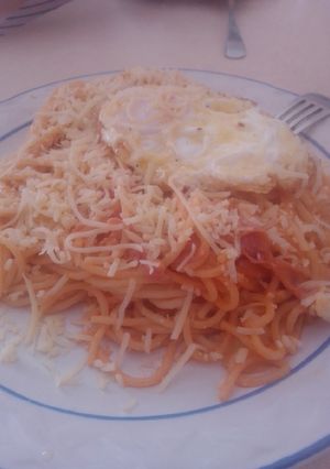 Una foto de Espaguetis con pisto y nata
