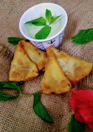 A picture of Fried potatoes and chicken samosa.