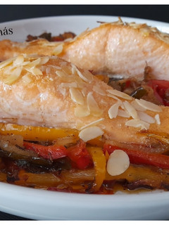 Una foto de Salmón al horno con verdura